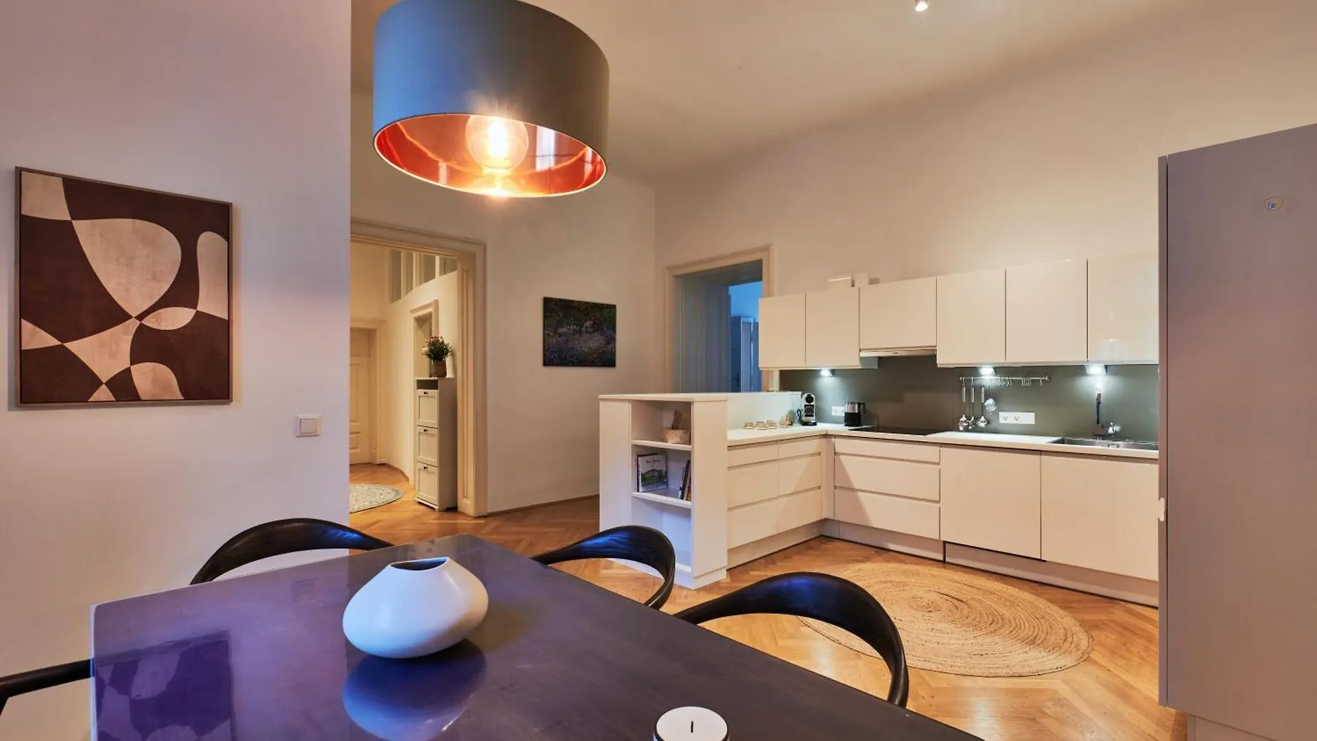 Spacious & Elegant, Ideal Location Wien Österrike