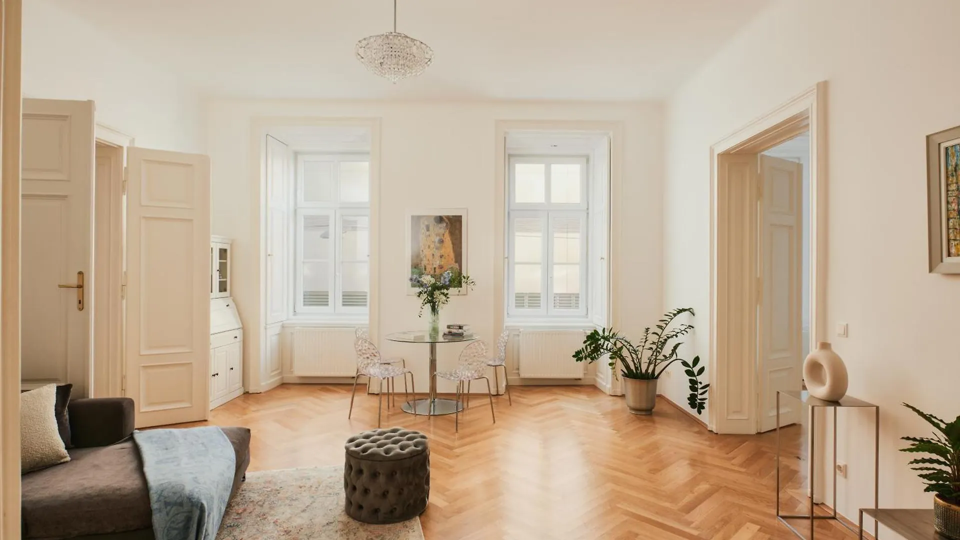 Spacious & Elegant, Ideal Location Wien Lägenhet